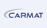 Logo CARMAT avec un swoosh gris stylisé au-dessus du nom de la société en lettres capitales bleues sur fond clair.
