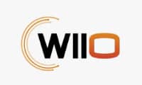 L'image montre le texte "WIIO", la première lettre "W" étant partiellement entourée de deux lignes courbes orange, et le dernier "O" étant représenté par un épais contour orange.