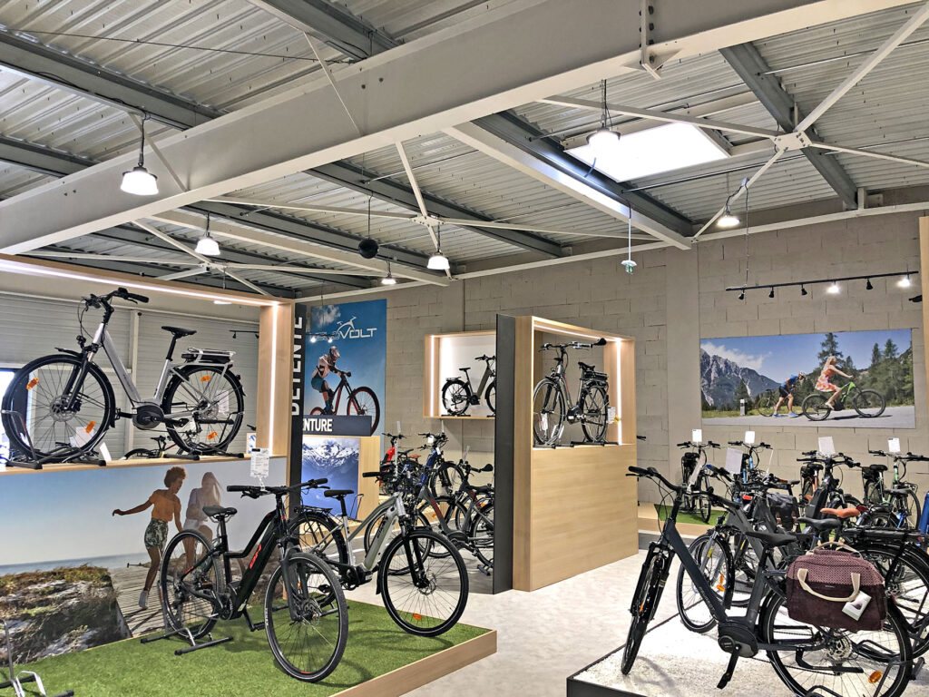 Exposition intérieure de différents vélos électriques à vendre.