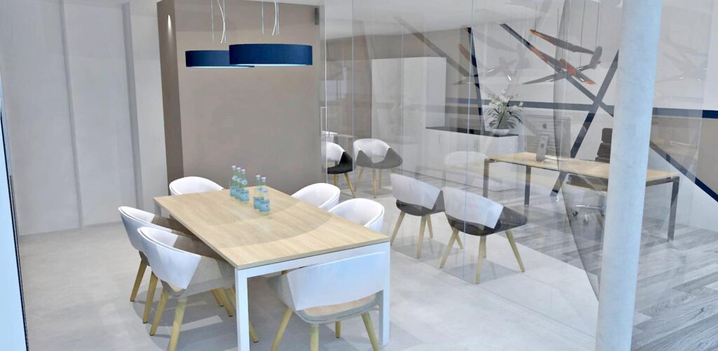 Une salle de réunion de bureau moderne avec une table en bois clair, des chaises blanches, des bouteilles d'eau, des lampes suspendues et des murs en verre qui la séparent d'un espace de travail adjacent.