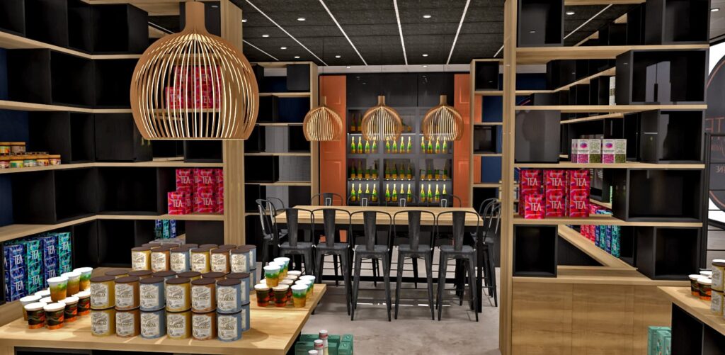 Intérieur d'une épicerie moderne avec des étagères en bois, des conserves, des articles emballés colorés, une longue table avec des chaises et des lampes suspendues au plafond.