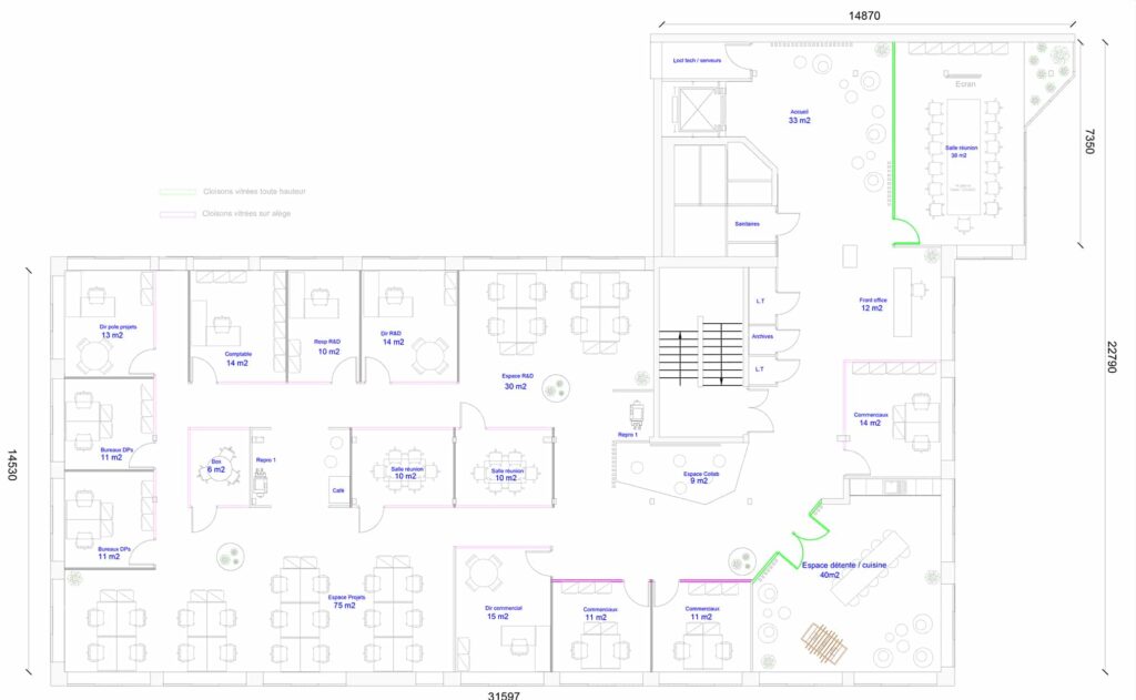 Plan des bureaux indiquant les postes de travail multiples, les bureaux privés, les salles de réunion, le garde-manger, le coin salon, les toilettes, les portes et les zones étiquetées, avec les dimensions le long des bords.