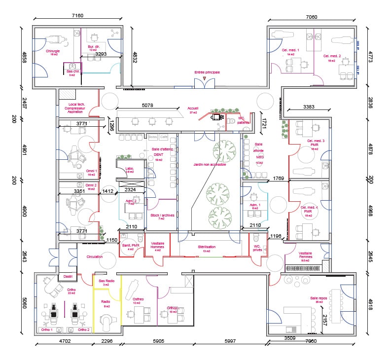 Plan architectural d'un bureau avec les pièces étiquetées, la disposition du mobilier, les dimensions et la cour centrale avec des arbres et des espaces pour s'asseoir.