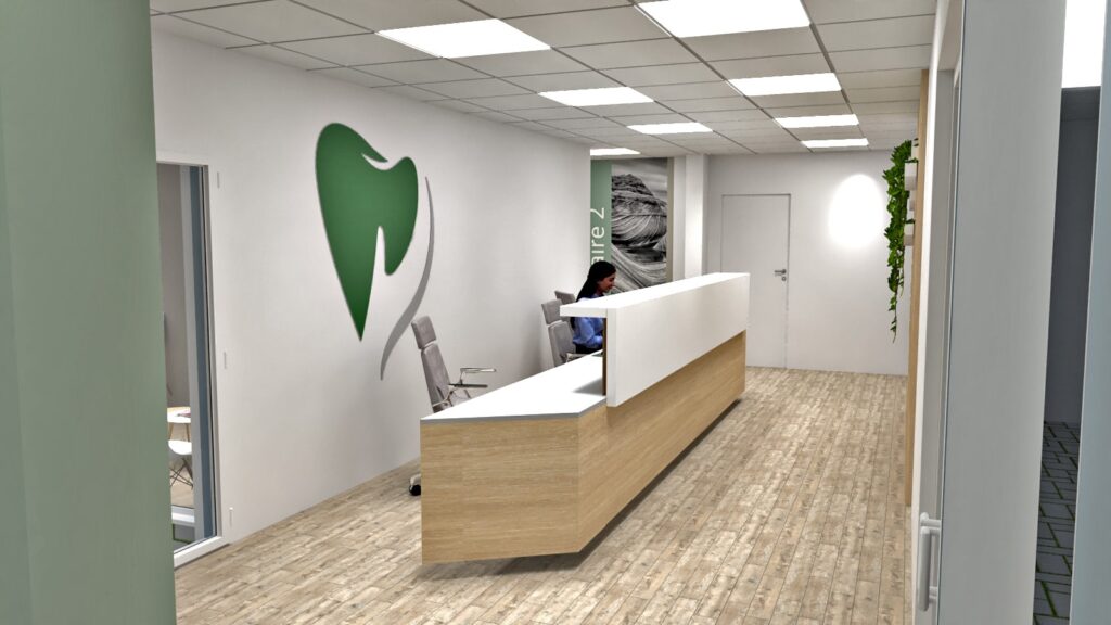 Réception d'une clinique dentaire moderne avec un bureau en bois et blanc, une personne assise derrière le bureau et un grand logo de dent verte sur le mur.