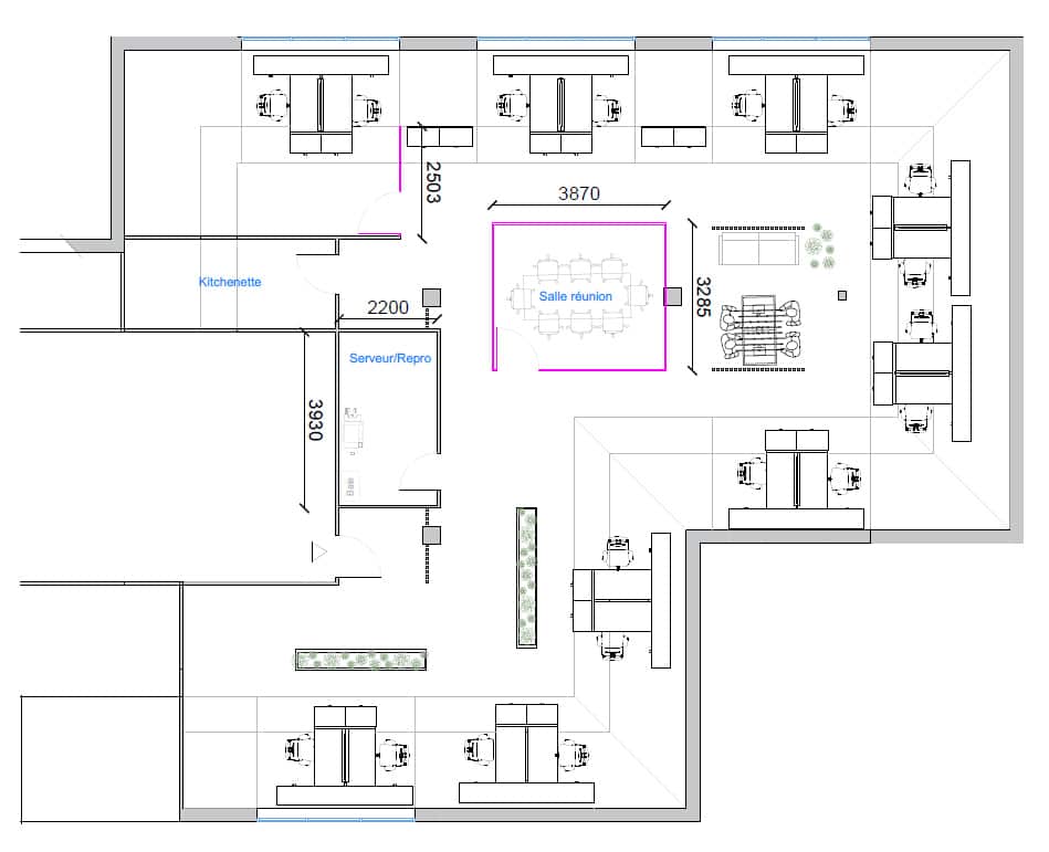 Plan d'un bureau avec plusieurs postes de travail, une salle de réunion centrale intitulée "Salle réunion", une kitchenette et un espace serveur/copieur, avec des mesures en millimètres.