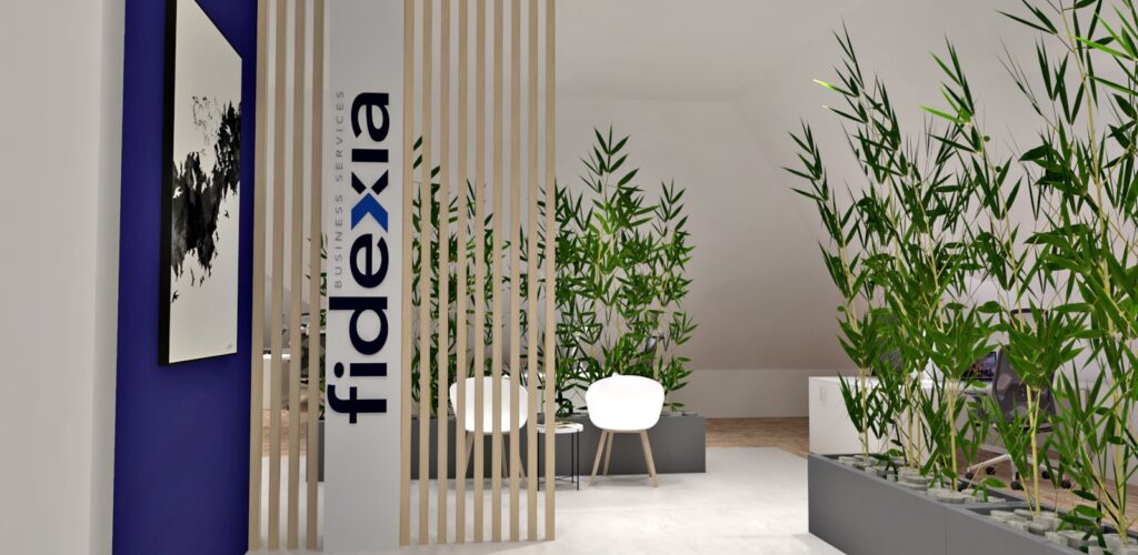 Salle d'attente de bureau moderne avec des chaises blanches, des plantes vertes en pot, des lattes de bois, un mur d'accent bleu et la marque "fidexia" affichée verticalement.
