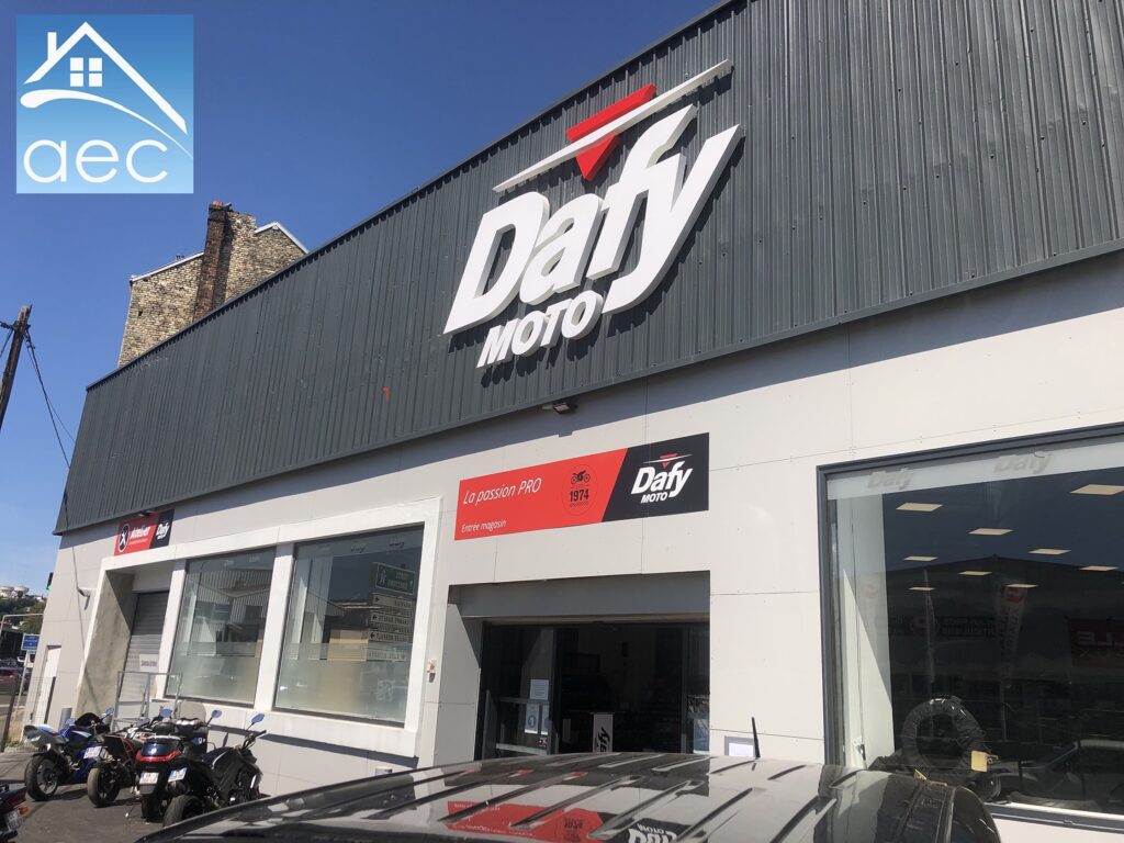 Vue extérieure d'un magasin Dafy Moto avec des motos garées à l'extérieur et une grande enseigne au-dessus de l'entrée.