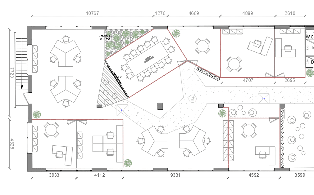 Plan architectural d'un restaurant montrant les places assises, les tables, une table de réunion centrale, un petit jardin, les toilettes et les dimensions indiquées en millimètres.