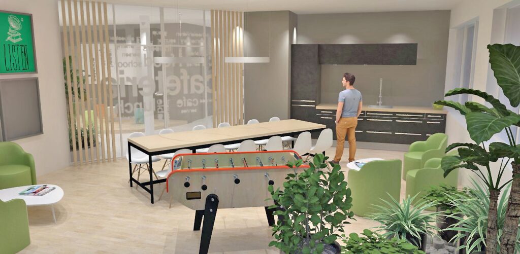 Salle de pause d'un bureau moderne avec des chaises vertes, une longue table, une kitchenette, un baby-foot et des plantes ; un homme se tient près des armoires.