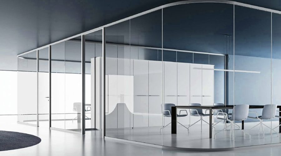 Intérieur de bureau moderne avec des murs en verre, un mobilier blanc minimaliste, une table de réunion rectangulaire et plusieurs chaises sur un sol épuré de couleur claire.