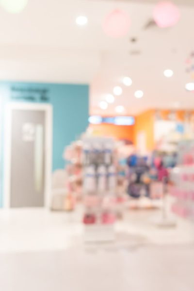 Intérieur d'un magasin de détail très éclairé et coloré, avec des étagères et des présentoirs, sans mise au point.