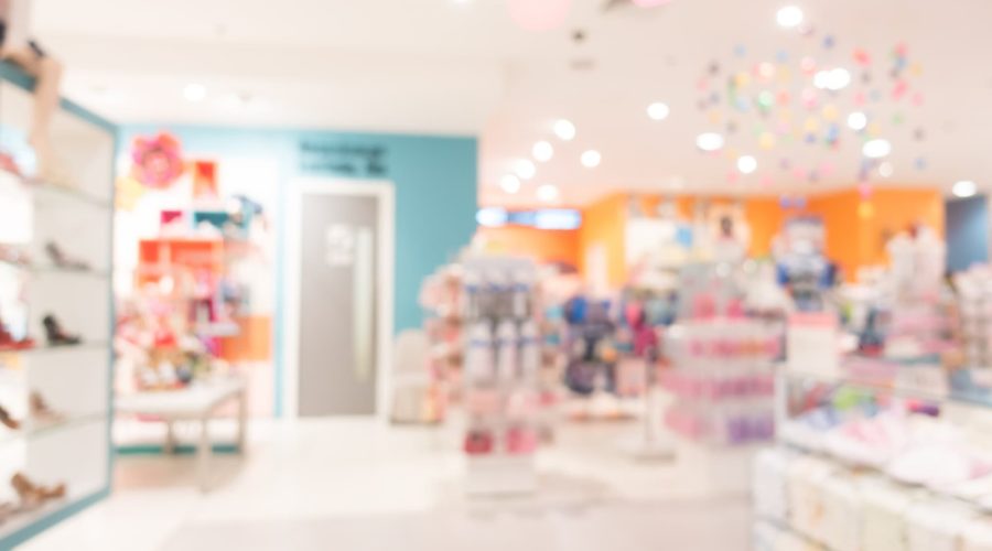 Intérieur d'un magasin de détail très éclairé et coloré, avec des étagères et des présentoirs, sans mise au point.