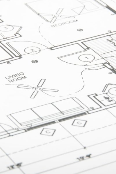 Gros plan d'un plan d'étage architectural en noir et blanc montrant des pièces étiquetées, notamment le salon, les chambres et le porche, avec des mesures détaillées et des éléments structurels.