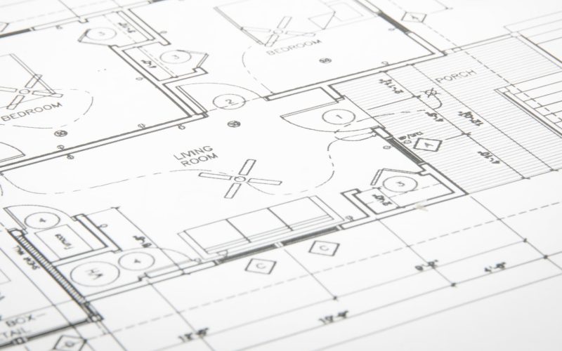 Gros plan d'un plan d'étage architectural en noir et blanc montrant des pièces étiquetées, notamment le salon, les chambres et le porche, avec des mesures détaillées et des éléments structurels.